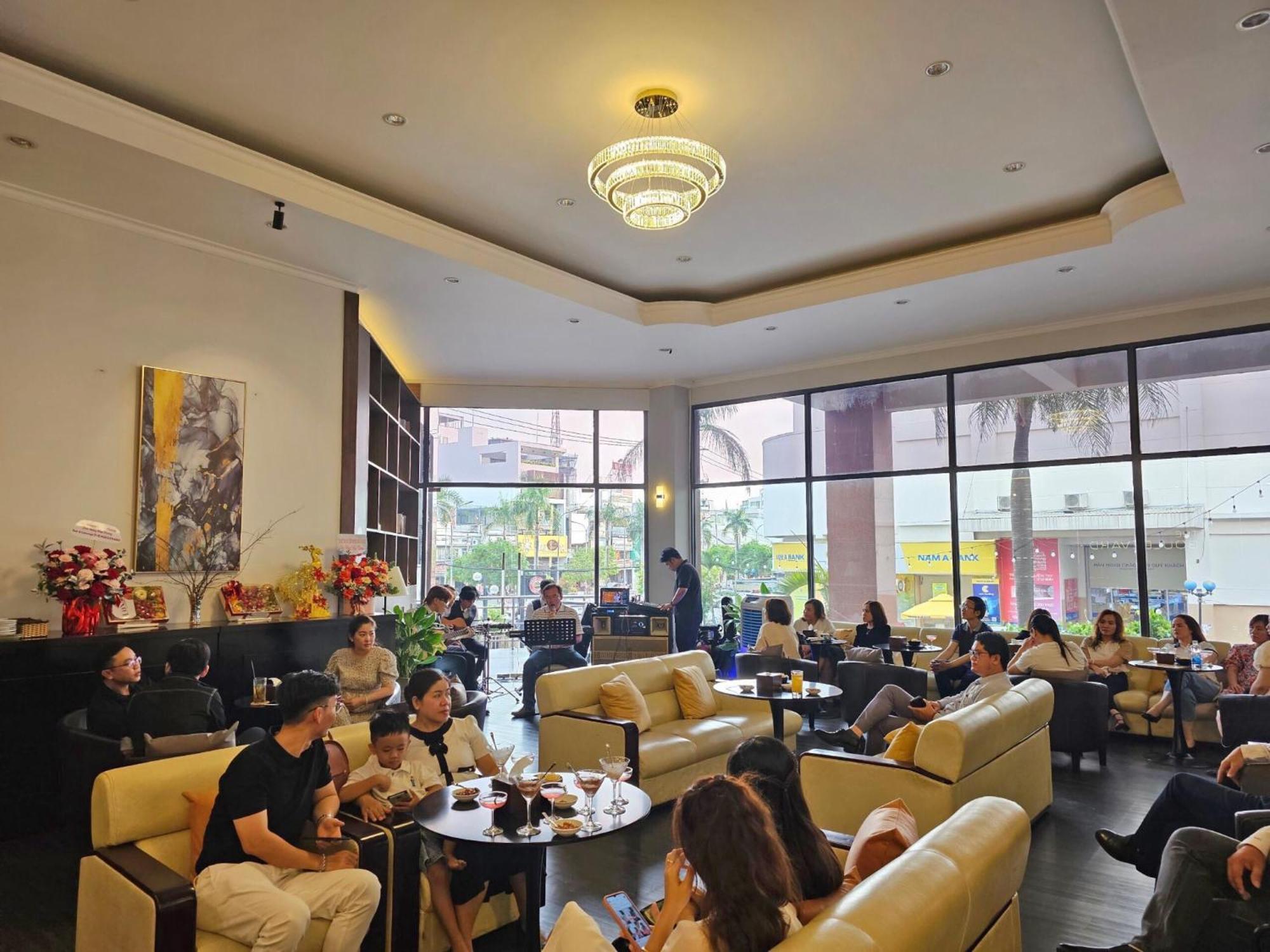 Dong Xuyen Hotel Long Xuyên Exteriör bild